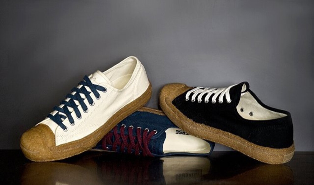 匡威 Converse 为旗下的经典鞋款 Jack Purcell 推出了全新的 Crepe 别住系列鞋款。本次的鞋款共计推出了黑色、白色和蓝色三款配色，搭载了橡胶大底，橡胶更延伸至整个开口笑鞋头，同时搭配了蓝色、白色和红色三色的鞋带，与售价为 105 元美金，约合 653 元人民币，预计 4 月 19 日开始发售