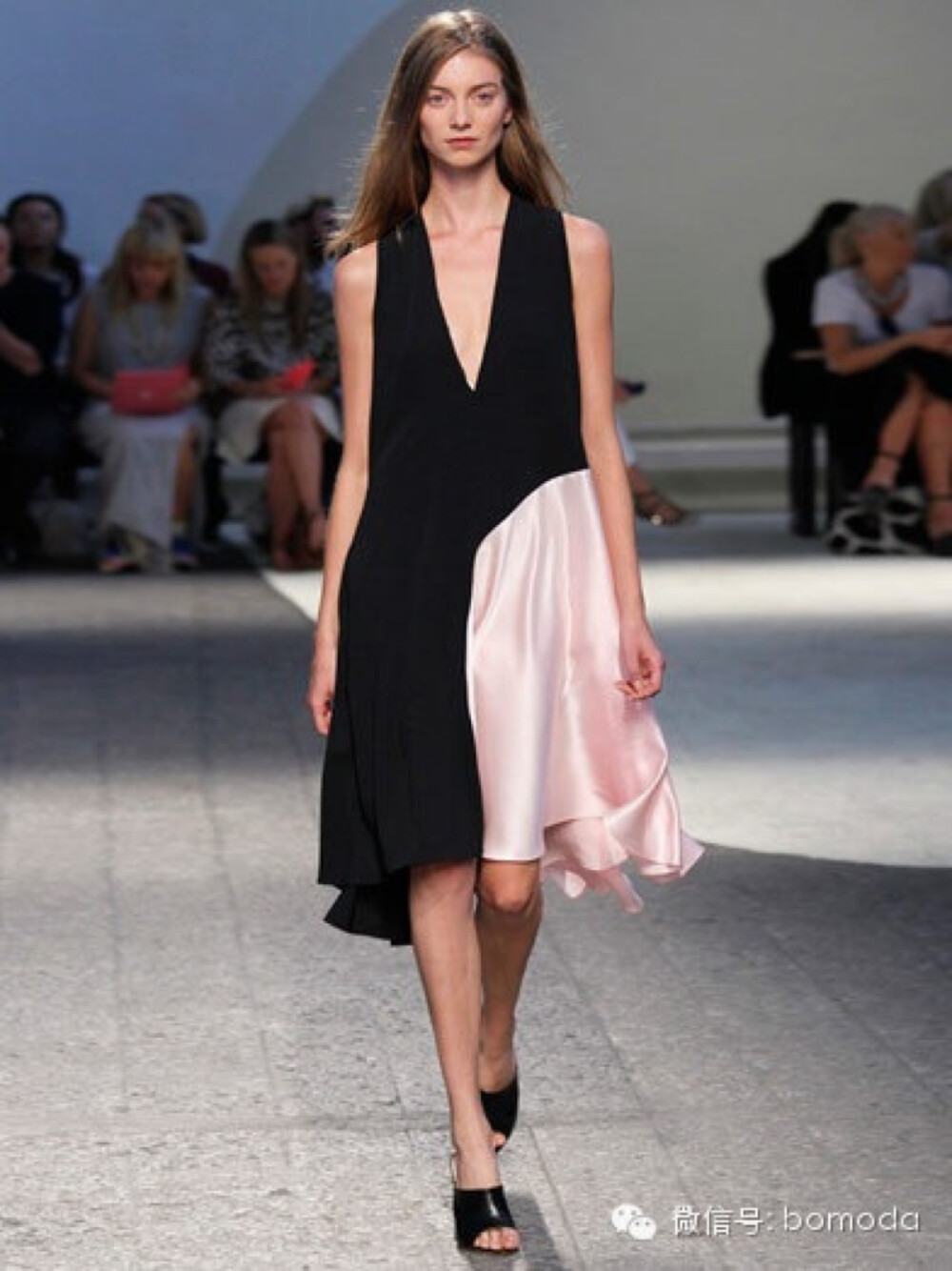 Sportmax 2014春夏走秀款，裙摆加入粉色绸缎设计，让这条little black dress变得与众不同。搭配简单的手包和高跟鞋，就可以直接出席party啦！