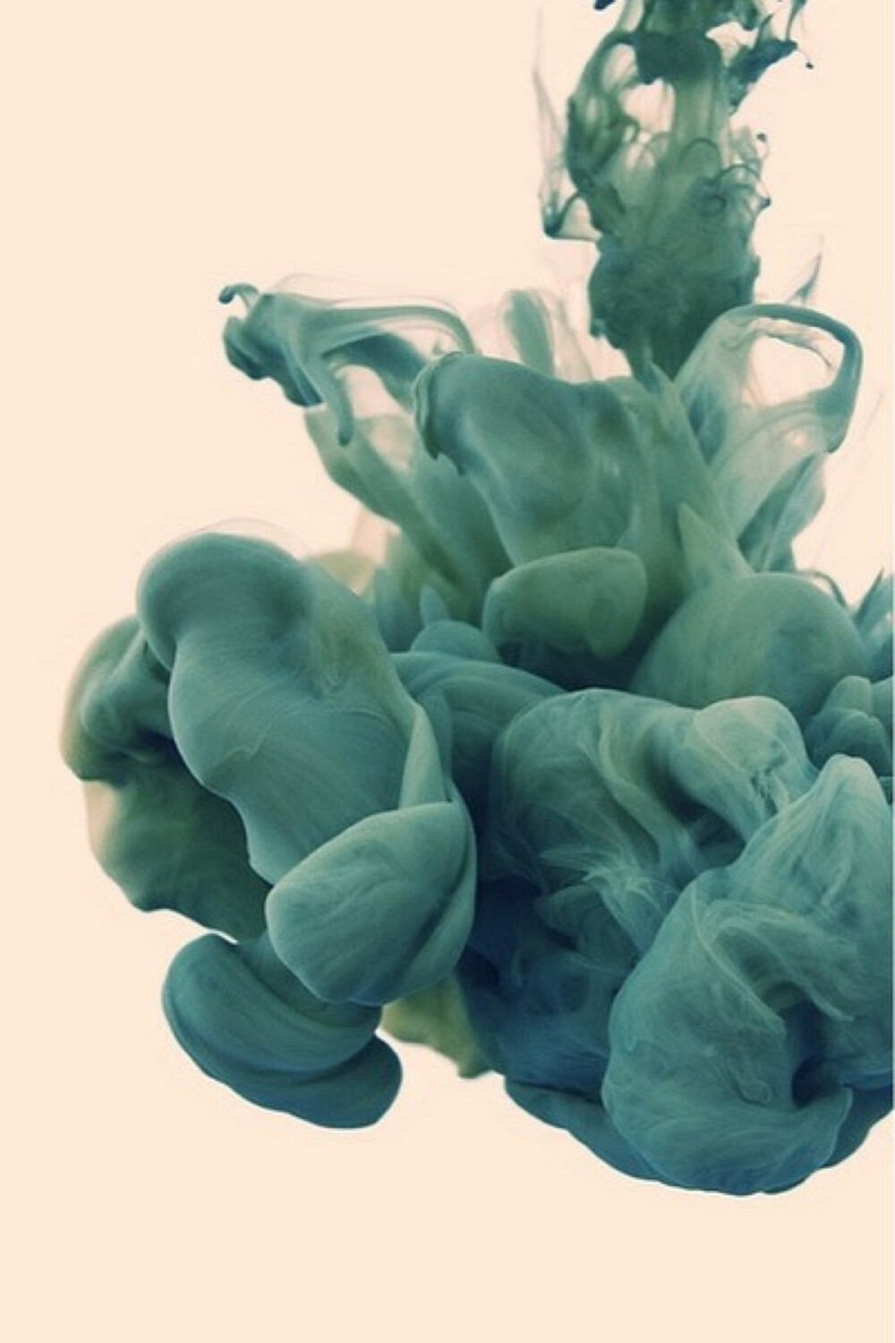 Alberto Seveso ，出生于米兰的意大利艺术家。他以数码进行创作，将彩色墨汁滴入水中，记录颜料入水的瞬间。