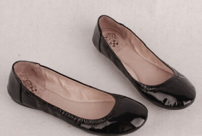 vince camuto简约芭蕾鞋，平底鞋，跳舞鞋~家里必备的一款鞋，无论什么LOOK，都可以随心搭配的鞋子！ http://item.taobao.com/item.htm?spm=a1z10.3.w4002-6094474224.85.Zu16Gc&amp;amp;id=19118934314