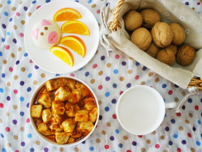 麻婆豆腐+小猪奶黄包+牛奶+核桃