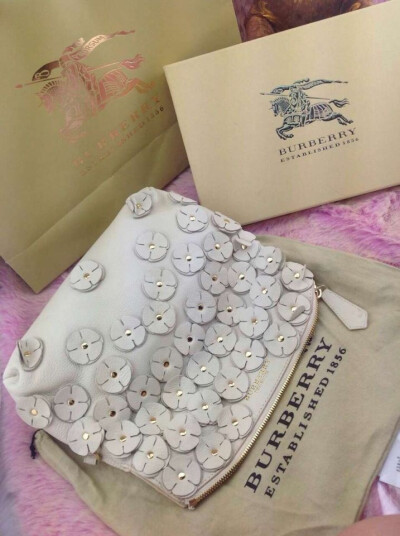 Burberry 花朵装饰皮质Petal手袋 夏日百搭利器[呲牙] 32*17*10cm 微信咨询：b_bags