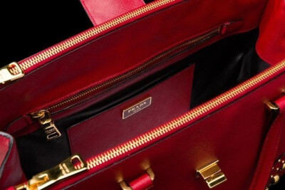 Prada 14年铆钉新款 微信咨询：b_bags