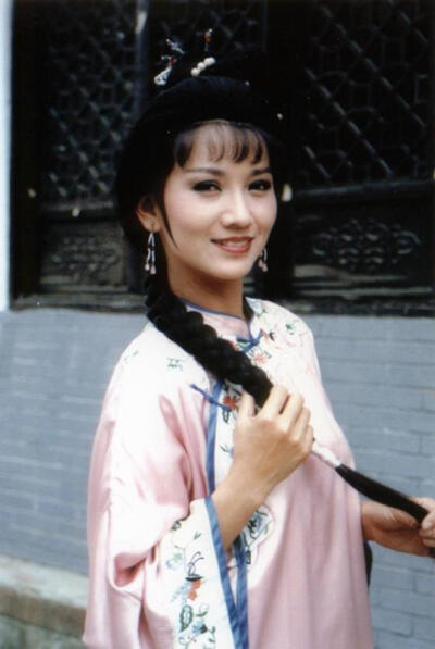 【那些古装戏里的美人】赵雅芝：1991年 《戏说乾隆》。还想可以直接采呢，又不起作用了，得，下载了重新传。郁闷ing~~~曦