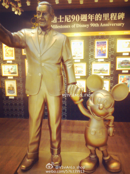 @香港TheONE商場 為慶祝「#DISNEY 90th ANNIVERSARY# 」，以1928年米奇首部黑白動畫「威利汽船Steamboat Willie」的場景為設計藍圖，打造出全港首個「The ONE迪士尼90週年慶典」大型裝置，十分破格！採以古銅色色調，充滿懷舊風身高1：1的華特迪士尼先生(Mr. Walt Disney)以及6m高的巨型經典米奇