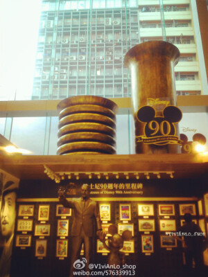 @香港TheONE商場 為慶祝「#DISNEY 90th ANNIVERSARY# 」，以1928年米奇首部黑白動畫「威利汽船Steamboat Willie」的場景為設計藍圖，打造出全港首個「The ONE迪士尼90週年慶典」大型裝置，十分破格！採以古銅色色調，充滿懷舊風身高1：1的華特迪士尼先生(Mr. Walt Disney)以及6m高的巨型經典米奇