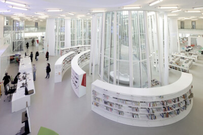 法國馬桑市圖書館 / Mont de Marsan Mediatheque。建筑謹(jǐn)慎的與周邊房屋高度協(xié)調(diào)，并以極簡的幾何造型（197英尺乘以197英尺的方體布局）示人，反射鏡面玻璃外表皮映射出周圍的環(huán)境。 與筆直的外邊界形成對比，建筑的…