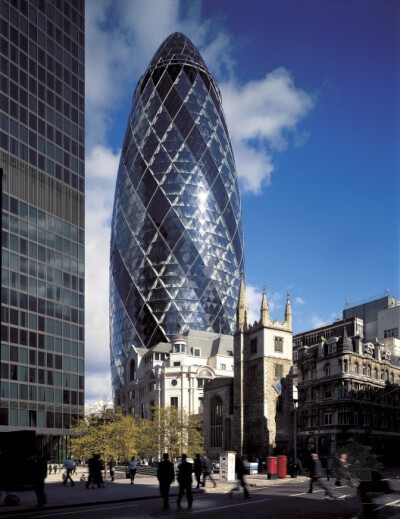 这是由诺曼·福斯特设计的瑞士总部。又名“The Gherkin”，已经被选为高层建筑和城市社区委员会10年建筑奖的第一名。CTBUH评价The Gherkin，说它是一座独特形状的摩天大楼，“为伦敦地区新一代高层建筑的设计指明了方…