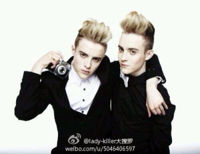 【鬼马兄弟】之Jedward：这是一对来自爱尔兰的双胞胎兄弟John Grimes（哥哥）和Edward Grimes（弟弟）；生日：1991.10.16；国籍：爱尔兰；身高：180CM；头发：金色；职业：歌手，主持人，模特，演员；这是一堆鬼马兄…