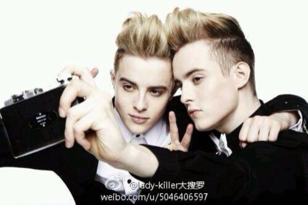 【鬼马兄弟】之Jedward：这是一对来自爱尔兰的双胞胎兄弟John Grimes（哥哥）和Edward Grimes（弟弟）；生日：1991.10.16；国籍：爱尔兰；身高：180CM；头发：金色；职业：歌手，主持人，模特，演员；这是一堆鬼马兄弟啊，又是白的有些过分的一对少年，经典的冲天发型，夸张的表情