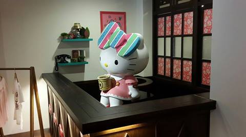 這間店是hello kitty台灣伴手禮貳號店,位在忠孝東路四段313號,靠近國父紀念館捷運站喔~ 因為後方的凱蒂冰菓室,還在努力籌備中,所以一直沒有分享給粉絲們,抱歉捏~目前預計6月會正式開幕喲! 前區的商品販售區已經正式營運了,想參觀的朋友們趕快去看看喔!!