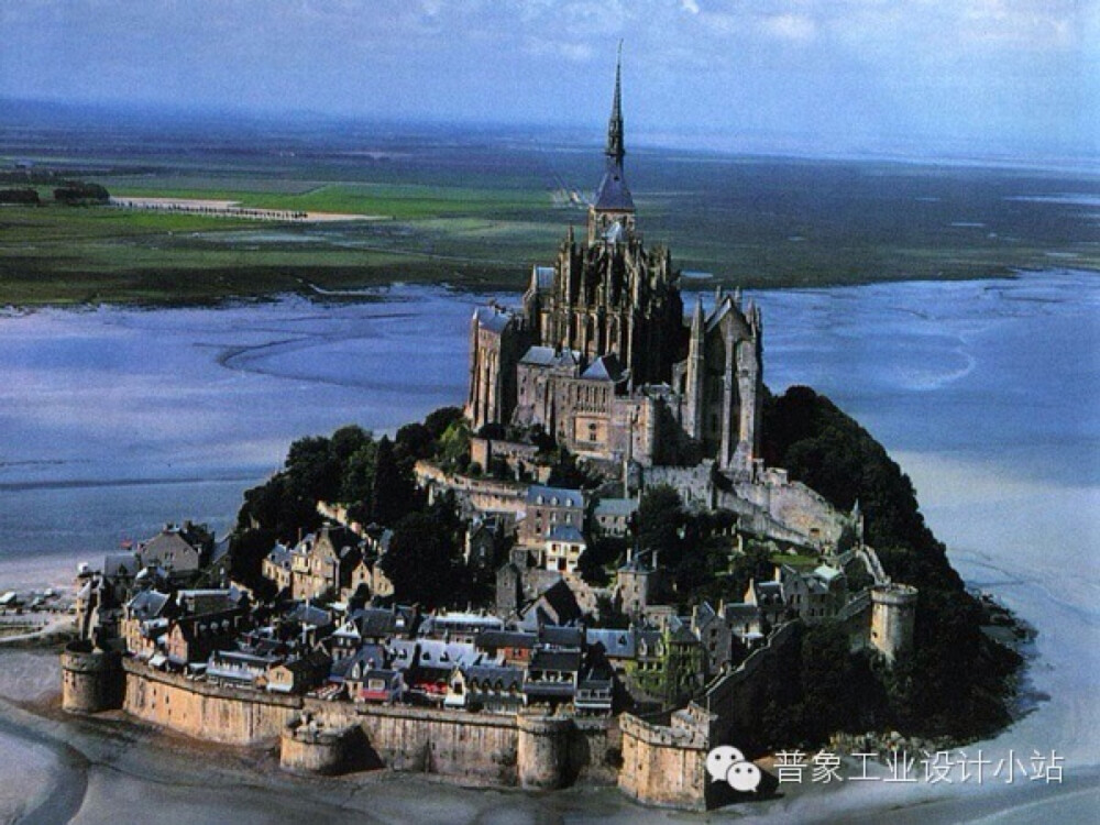 【圣米歇尔山（Mont-Saint-Michel）】 法国诺曼底附近，距海岸约1公里的岩石小岛。是教徒的朝圣地，山顶建有著名的圣米歇尔修道院。圣米歇尔山及其海湾于1979年被联合国教科文组织列为世界文化及自然遗产。