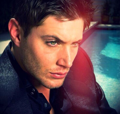 姓名： 詹森 阿克斯 外文名： Jensen Ackles 身高：185CM 眼睛：绿色 出生在德州达拉斯