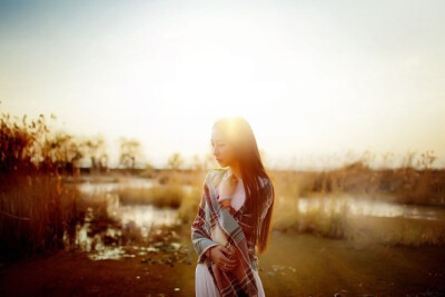 我想要的.不过是一个不管多难却始终都会在我身边的人.你不能爱我只能选择离开我.其实已经让心早已离开了我.都说失去后才懂得珍惜我很珍惜可还是失去了.爱已不在这里我却还没走脱.一个人的生活.何时才能洒脱.如果我放…