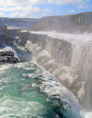 Waterfall Gullfoss(Golden Waterfall), Iceland。冰岛古尔佛斯瀑布，古尔佛斯瀑布在温暖的夏天时，奔涌直下悬崖边缘，然而在冰天雪地的冬天，巨大的瀑布顿时凝结成壮观的冰瀑，加上不自然的沉默气氛和黄昏色调，令人不寒而栗。