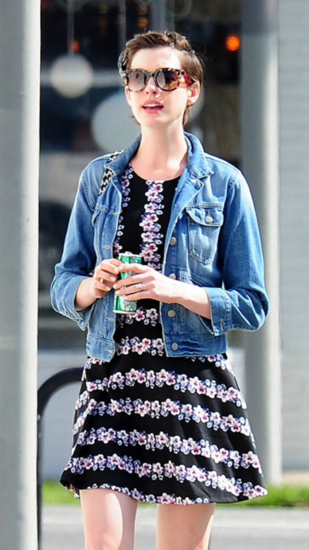 欧美明星街拍安妮海瑟薇牛仔配花裙