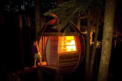 Joel Allen，加拿大设计师，他设计并建造的这所树屋-HemLoft位于加拿大惠斯勒森林，外形像个大大的鸡蛋，树屋中包含橡木制的家具，活动甲板，一个营地风格的厨房，读书区和一个睡觉的阁楼，隐蔽的建筑元素，包括8个…