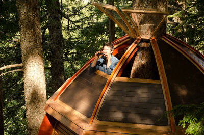 Joel Allen，加拿大设计师，他设计并建造的这所树屋-HemLoft位于加拿大惠斯勒森林，外形像个大大的鸡蛋，树屋中包含橡木制的家具，活动甲板，一个营地风格的厨房，读书区和一个睡觉的阁楼，隐蔽的建筑元素，包括8个…