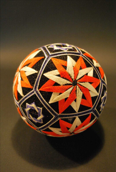  手鞠球（temari）是民间艺术的一种形式，起源于中国，而后成为了一种日本传统玩具，它与和服有着密切的联系，在贵族和皇室风行一时。三角形、正方形、钻石型、条纹、星型、花型等各种形状不胜枚举。每个地区的…