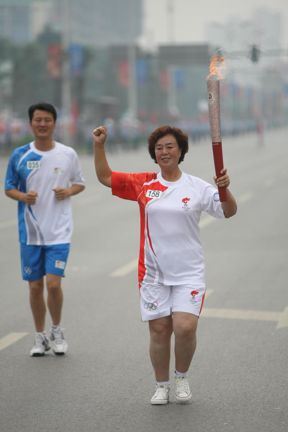  太阳村的创立者张淑琴女士曾是一名在中国监狱系统任职的一级警官，身兼编辑记者的她，针对报道和研究的，是中国监狱里在押犯的真实生存现状和相关事件。工作在这个特殊领域里多年，她亲眼目睹，亲身经历了最直接，最真实的残酷现实——服刑人员子女所面临的严峻而残忍的生存状态。这些孩子们被遗忘在社会的角落里，无人问津，大多别无选择地自生自灭。他们中的很多沦落为沿街乞讨，甚至游走于犯罪的边沿。一份正常而基本的生活，以及接受适当的教育，对于他们竟是遥不可及。频频袭来的饥饿，病患与孤独充斥着他们幼小的心灵。