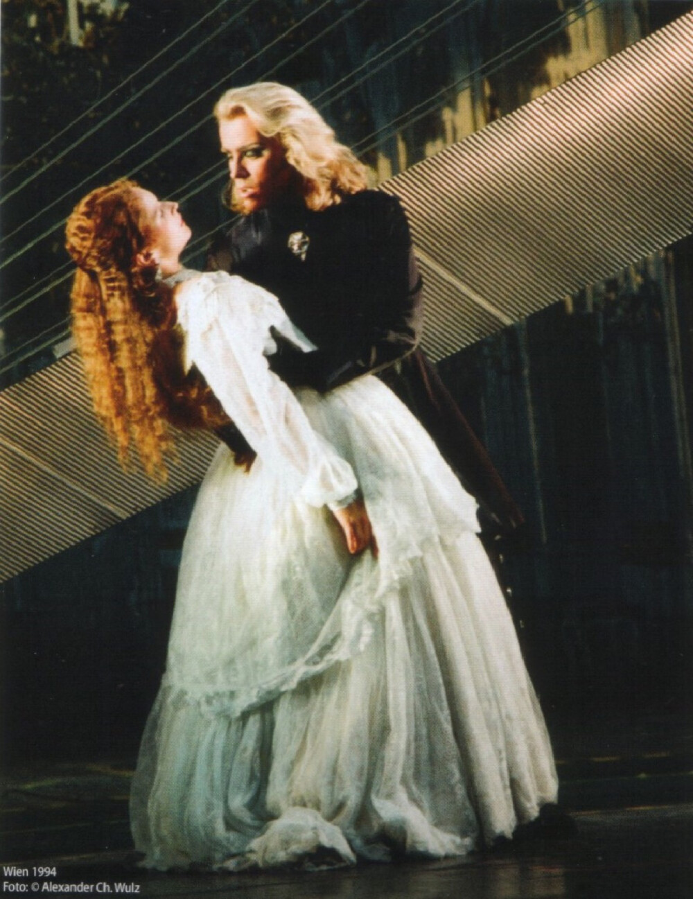 Elisabeth, Der Tod, 1992. Uwe Kröger, 德奥音乐剧首席明星, 被德国音乐剧杂志”DA CAPO”评为No.1首席演员, 德国音乐剧的传说。 他以极富张力及表现性的华丽而细腻的音色征服观众。 http://en.m.wikipedia.org/wiki/Uwe_Kröger