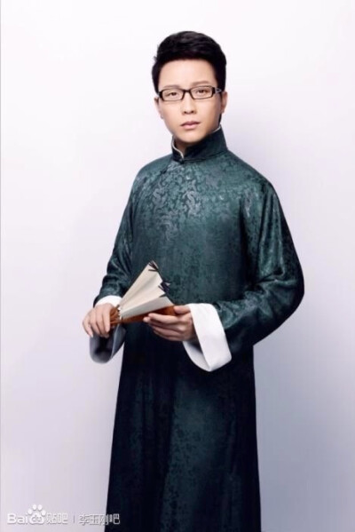 公子不过一纸折扇。李玉刚