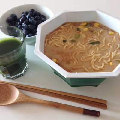 早餐 豚骨味拉王泡面 蓝莓 青汁