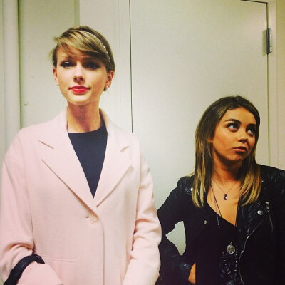 TAYLOR SWIFT and Sarah Hyland - 纽约看百老汇歌剧“Under my skin”. [14/04/23]