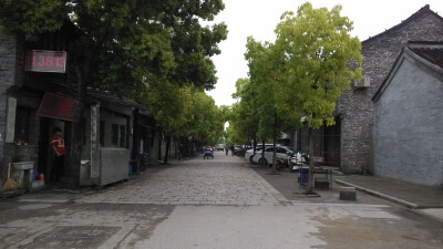 扬州皮市街 文艺与古老碰撞的地方 与东关街相比，皮市街没有高墙大院，缺少盐商巨贾，皮市街多是寻常老百姓的市井事。