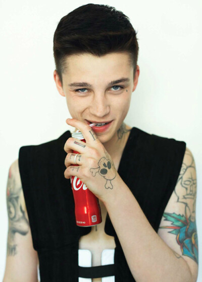 Ash Stymest 阿什·斯戴梅斯特 (Ash Stymest)，1991年7月31日出生，英国模特，《Vogue Homme》日本版创刊号的封面男孩，MANNEQUINS 乐队的鼓手。