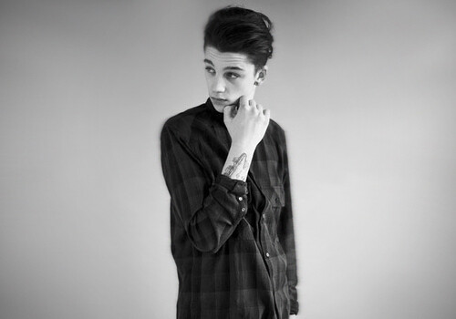 Ash Stymest 阿什·斯戴梅斯特 (Ash Stymest)，1991年7月31日出生，英国模特，《Vogue Homme》日本版创刊号的封面男孩，MANNEQUINS 乐队的鼓手。