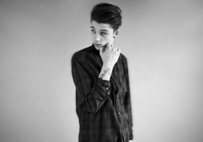 Ash Stymest 阿什·斯戴梅斯特 (Ash Stymest)，1991年7月31日出生，英国模特，《Vogue Homme》日本版创刊号的封面男孩，MANNEQUINS 乐队的鼓手。