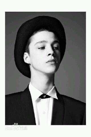 Ash Stymest 阿什·斯戴梅斯特 (Ash Stymest)，1991年7月31日出生，英国模特，《Vogue Homme》日本版创刊号的封面男孩，MANNEQUINS 乐队的鼓手。