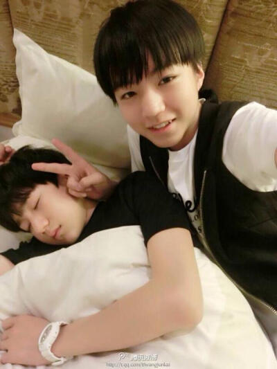 TFboys 王俊凯 王源 易佯千玺 十年 如果成功有捷径 那么那条路一定是坚持 加油。