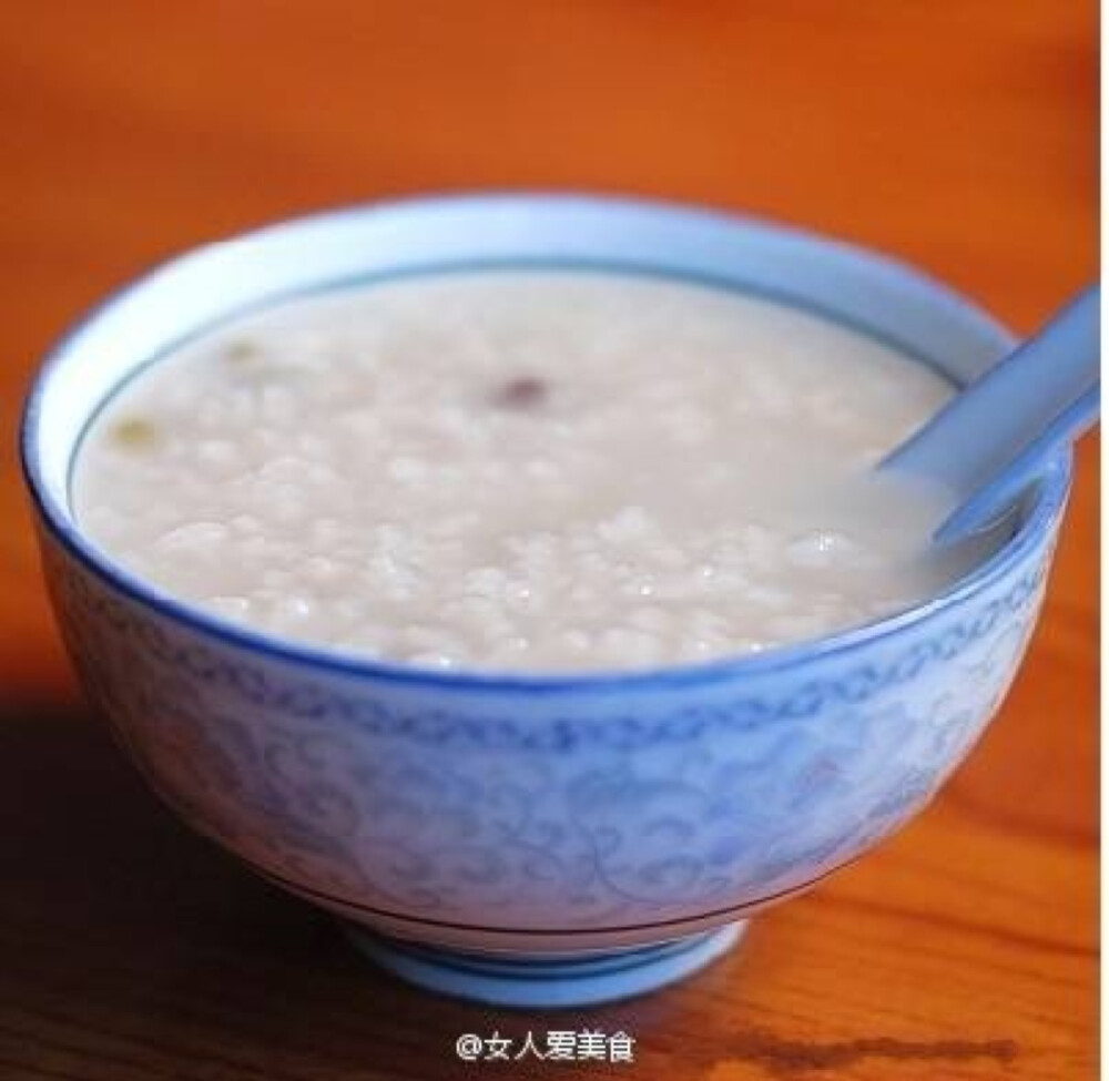 【红绿豆瘦身粥】原料：红豆100克，绿豆100克，山楂30克，大枣10枚 。做法：将所有材料共放在锅中，加1000毫升冷水，煎到豆烂即可。 红豆，绿豆都是排毒圣品，并且有高纤维低脂肪的特点。山楂健脾开胃，消食减脂。红枣调和胃气补血润燥。瘦身有奇效哦。