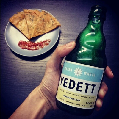 白熊啤酒（Vedett Extra White），同样产自比利时督威摩盖特酿酒厂（Duvel Moortgat Brewery），酒精度4.7%，原麦芽汁浓度11.6°P，入口口感醇美，格外新鲜，随之而来的是甜橙和柠檬的香味。