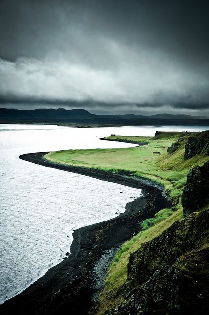 Beach near Hvítserkur, Iceland。 冰岛的“希特塞库”(Hvítserkur)同样不会令你失望。希特塞库是火山的最后残留物。按照当地的传说，一个人在河边钓鱼时，被突然出现的太阳吓呆了，不久变成了石头。海水的侵蚀在岩石上留下了无数的洞，最终形成了外形像是惊呆怪物的奇特海蚀拱。这里是海蚀拱附近的沙滩。