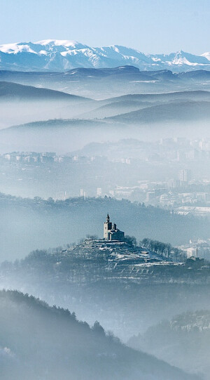 Veliko Turnovo, Bulgaria。保加利亚在十二世纪时，摆脱拜占庭帝国独立时的国都，威利寇‧塔尔诺波城。因为有蜿蜒的Yantra燕特拉河环绕着市区打转，许多屋宇房舍依傍著曲折的河道两岸建筑，而形成极为独特的城镇景观。