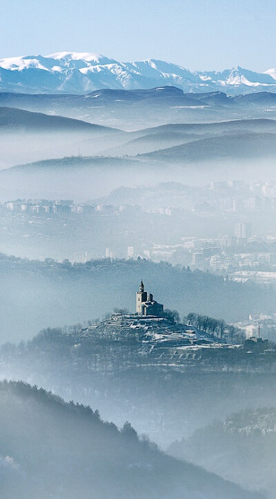 Veliko Turnovo, Bulgaria。保加利亚在十二世纪时，摆脱拜占庭帝国独立时的国都，威利寇‧塔尔诺波城。因为有蜿蜒的Yantra燕特拉河环绕着市区打转，许多屋宇房舍依傍著曲折的河道两岸建筑，而形成极为独特的城镇景观…