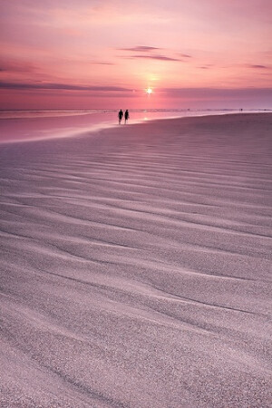 Legian beach, Bali,Indonesia。印尼巴厘岛的库塔勒吉安海滩。勒吉安位于巴厘岛西海岸地区，毗邻著名冲浪胜地库塔海滩（Kuta Beach）。勒吉安在巴厘语中的意思是感觉甜蜜、美好和欢乐的东西。不错，这就是勒吉安海滩给人的印象。