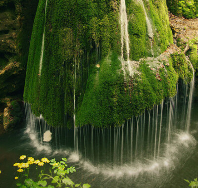 10、罗马尼亚的瀑布你能想象这是真实的景象，而不是ps作品吗？