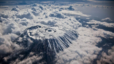 2.Mount Kilimanjaro from above（俯瞰乞力马扎罗山）
