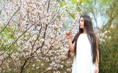 看一个人对你好坏.请千万不要看他对你说什么.承诺什么.就看他为你能做什么.特别是当你遇见危难和生病困苦时.看他是否能蹲下身给你喂口水.送你一顿饭.若遇站着说话不腰疼的那种假惺惺的对你支持和抚慰你的.你全当是他…