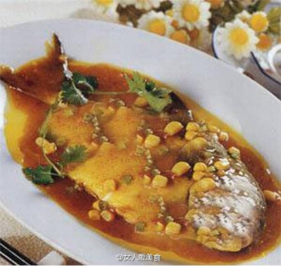 【香草咖喱鲳角】1.银鲳鱼杀好洗净．鱼背切花刀，中芹切粒；2.锅中放油烧至七成油温．将银鲳鱼炸3分钟后捞起；3.将调料下锅煸香．加少量水，放入鱼、中芹粒、玉米和其他调味料，焖10分钟后勾芡即可。