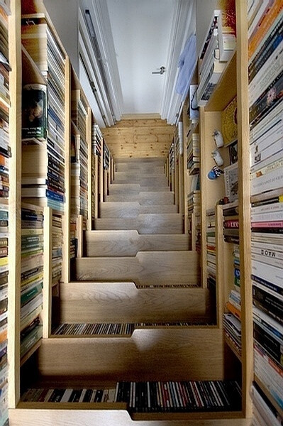 楼梯和书柜的组合
