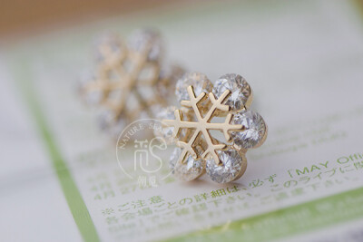 精致 锆石镶嵌晶莹小雪花耳钉 http://item.taobao.com/item.htm?spm=a1z10.5.w4002-6081242628.58.tQHIO6&amp;amp;id=38637709079