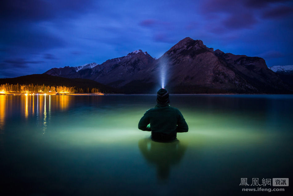 加拿大摄影师保罗（Paul Zizka）所拍摄的自拍照片，今年34岁的他十分热爱拍摄夜景照片，他利用相机展现了人与自然的和谐相处。