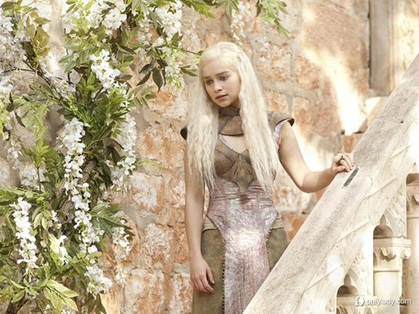 丹妮莉丝·坦格利安【Daenerys Targaryen】（风暴降生）奇幻小说《冰与火之歌》不焚者（The Unburnt），龙之母（Mother of Dragons），弥林女王，阿斯塔波的解放者，安达尔人/罗伊拿人/先民的女王，七国统治者暨全境守护者，大草原上多斯拉克人的卡丽熙，打碎镣铐之人