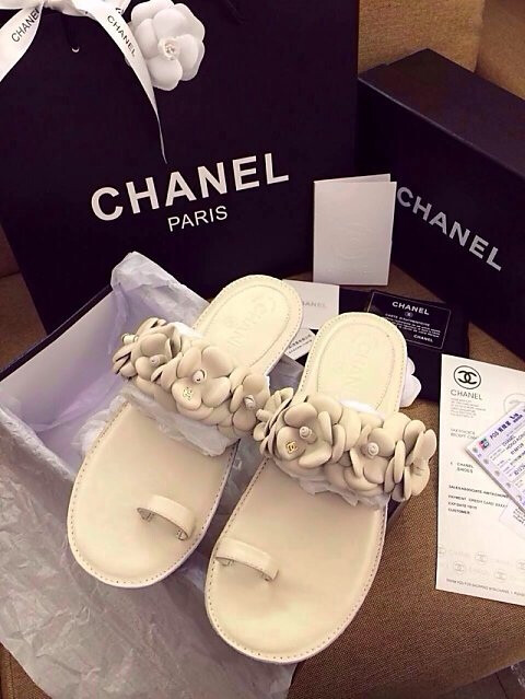 巴黎CHANEL 14ss 度假系列 原厂出品小香山茶花凉拖 支持专柜对比！全部使用客供进口皮料，手感相当细腻柔软！垫脚小牛皮、花朵小羊皮、高档真皮大底！CHANEL是高贵与时尚气质的象征，每年必出经典款，她在时尚领域独树一帜，无可取代！美丽虽有许多种，但我最爱CHANEL。。。金色、浅粉、米白、玫红、深宝蓝 5-9