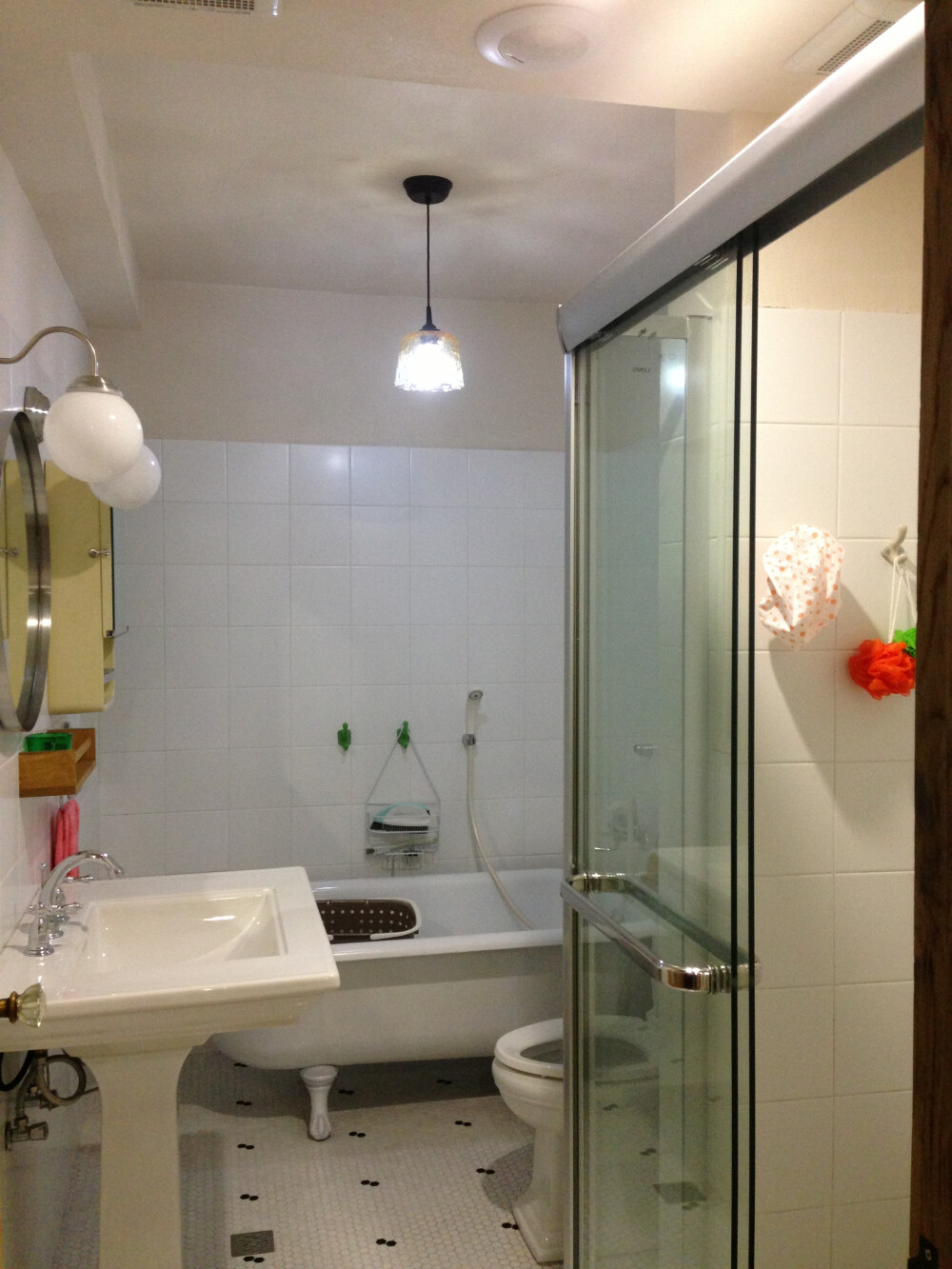 次宅为杭州自由设计师高群为自己新屋进行的设计，此次室内设计、高群采用了简约老上海风格。房屋还在装修中、这是半成图。日后再给大家放完成图！